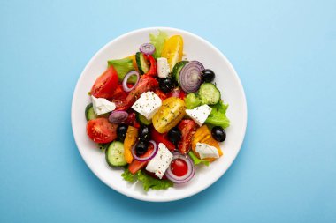 Mavi arka planda Yunan salatasının genel görünümü Akdeniz yemekleri
