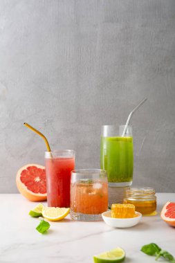 Meyveli buzlu buzlu içecekler, ballı soda, fotokopi alanı.