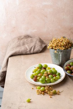 Yaz meyveleri, taş masa pastası ve hasat konsepti.