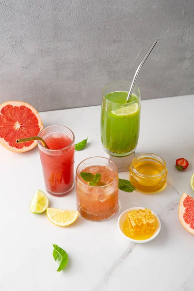 Bebidas Frías Naturales Verano Con Helado Frutas Miel Soda Ponche — Foto de Stock