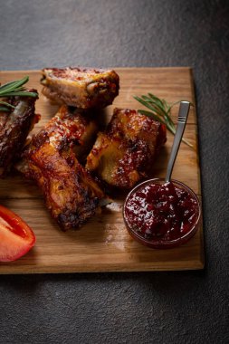 Dilimlenmiş pirzola bbq ve ahşap tahtalarda sos.