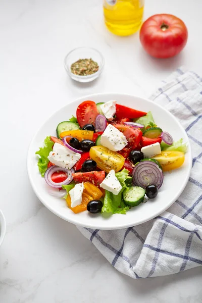 Gros Plan Salade Grecque Sur Cuisine Méditerranéenne Table Lumineuse — Photo