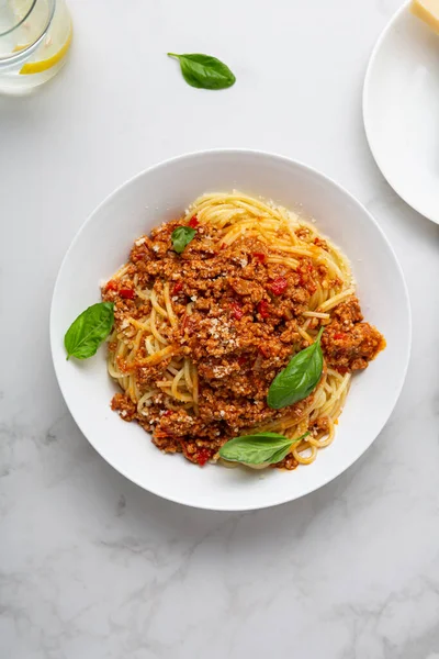 Вид Зверху Спагетті Соусом Болоньї Мисці Їжа — стокове фото