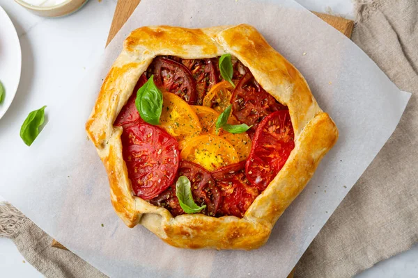 Yemek konsepti, domates aile yadigarı fesleğenli turta.