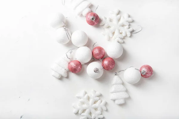 圣诞概念背景粉色和白色装饰球套装 — 图库照片