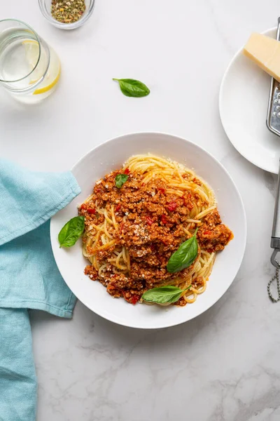 Horní Pohled Boloňské Špagety Rajčatové Omáčky Bazalky Potravin — Stock fotografie