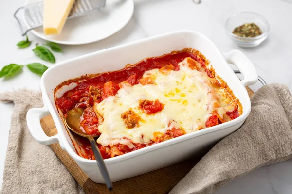 Primo Piano Pasta Forno Canelloni Con Formaggio Manzo Cibo Pomodoro — Foto Stock