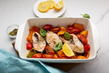 Kızarmış balık bifteği ve sebze. Beyaz tabakta sağlıklı yiyecekler.