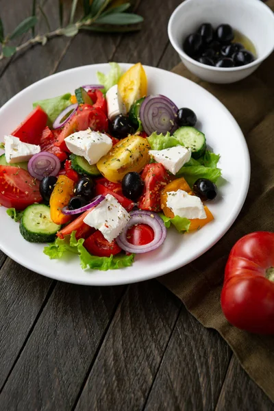 Close Fresh Greek Salad White Plate — Fotografia de Stock