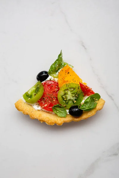 Vista Aérea Uma Peça Queijo Tomate Quiche — Fotografia de Stock