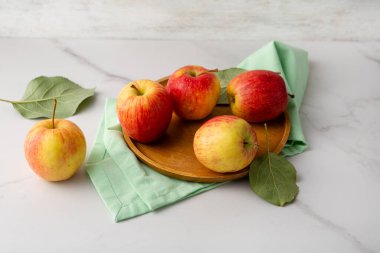 Elmaları ahşap tabakta yakın mermer masa meyveleri 