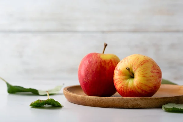 盘中两个苹果关闭水果复制太空食物 — 图库照片