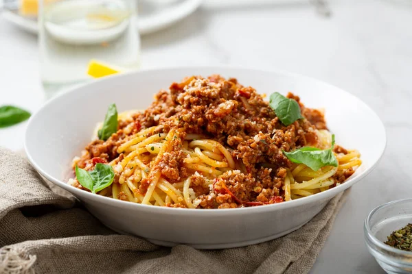 Zbliżenie Makaronu Spaghetti Sosem Bolognese Mięsa Lekkim Stole Żywności — Zdjęcie stockowe