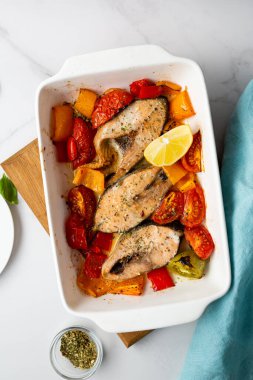 Domatesli balık pişirme manzarası