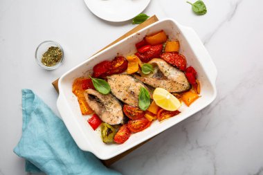 Tavanda domatesli kızarmış balık manzarası