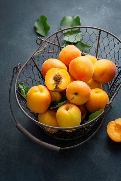 Close Fresh Whole Apricots Half Basket — Zdjęcie stockowe