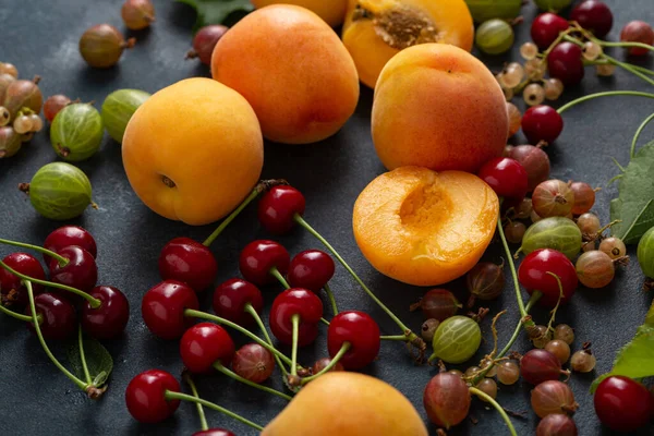 Cseresznyés Kajszibarack Bogyós Gyümölcsök Közelsége Nyári Élelmiszer Háttér — Stock Fotó