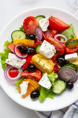 Yunan salata detaylarının genel görünümü domatesler feta zeytin 