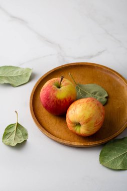 Açık yüzey hasat konseptinde iki taze organik elma ahşap tabağı. Yiyecek uzay meyvelerinin kopyası.
