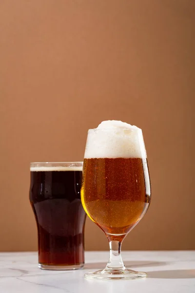 Two Glasses Light Dark Beer Beverages — Stock Photo, Image