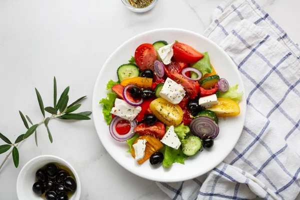 Overhead View Greek Salad Details Tomatoes Feta Olive Plate Light — Stock Photo, Image