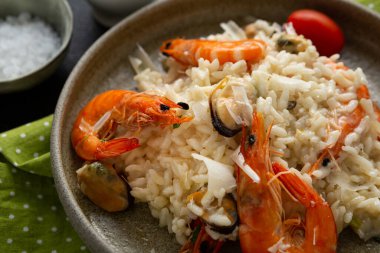 İtalyan yemeğinin içinde midye ve karides peynirli risotto yakın çekim 