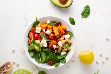 Avokado ve kavrulmuş balkabağı dilimli salata sağlıklı yiyecekler. 