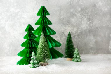 Açık arkaplanda yeşil Noel ağacı süslemeleri