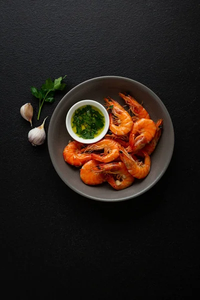 Top View Cooked Prawn Shell Seafood Shrimps Green Sauce Black — Stock Photo, Image