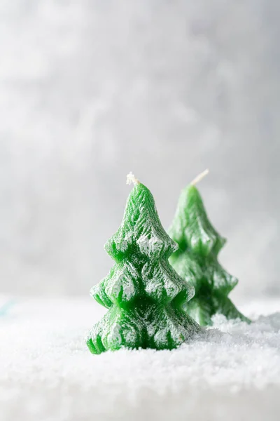 Twee Groene Kerstboomkaarsen Sneeuwvakantie Concept — Stockfoto