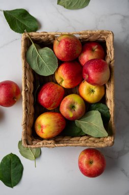 Az sayıda kırmızı elma hafif yüzey yiyeceklerinde sandıkta.