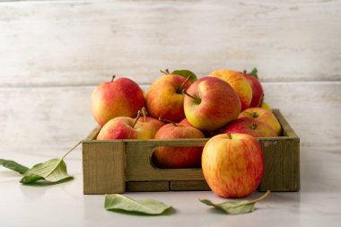 Sarı ve kırmızı elmaları hafif yüzey yiyecek hasat konseptine göre tahta sandıkta kapatın.