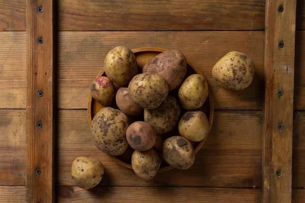 木面食物上新鲜的马铃薯收获 — 图库照片