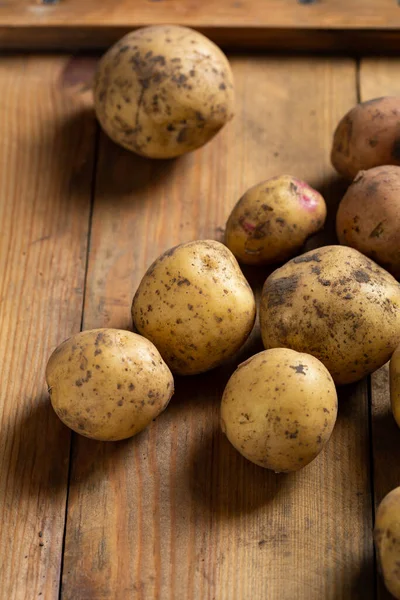 Primo Piano Radici Patate Fresche Crude Superficie Legno Cibo Nostrano — Foto Stock