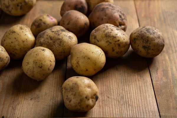 Ahşap Yüzeyde Taze Patates Köklerini Kapatın — Stok fotoğraf