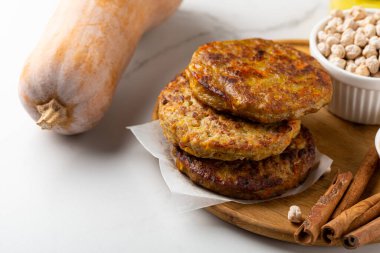 Balkabağı vejetaryen börekleri ve ham malzemeler yiyecek kopyalama alanı