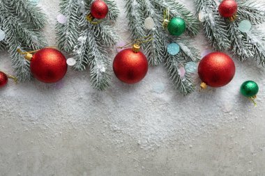 Noel konsepti, arkaplandaki dalları ve dekorasyonları en üst görünüm kar ve kırmızı toplarla kopyala