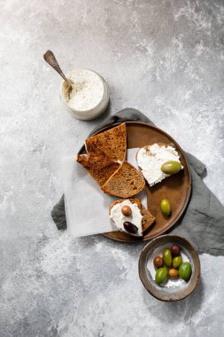 Kızarmış ekmek ve krem peynirli atıştırmalık kahvaltı