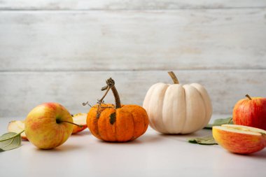 Hafif yüzeydeki küçük balkabakları ve elmalar uzay yiyeceklerini kopyalayın