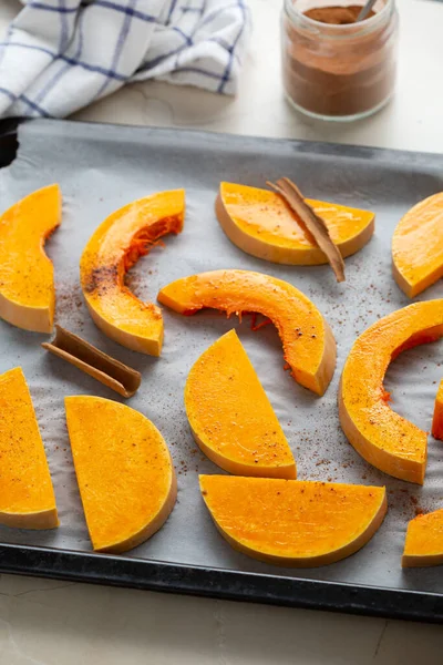 Pezzi Zucca Una Teglia Pronta Cottura Del Cibo — Foto Stock