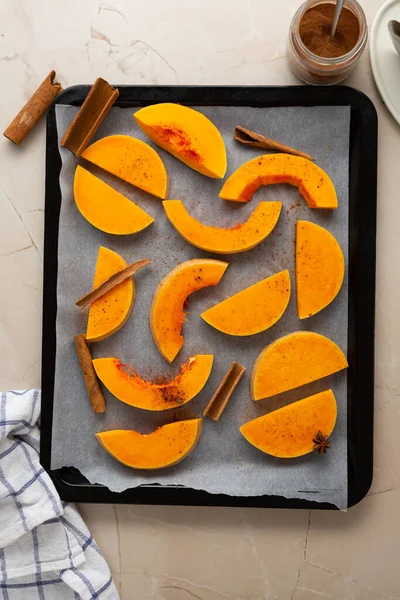 Stukken Pompoen Een Bakplaat Klaar Voor Het Bakken Van Voedsel — Stockfoto