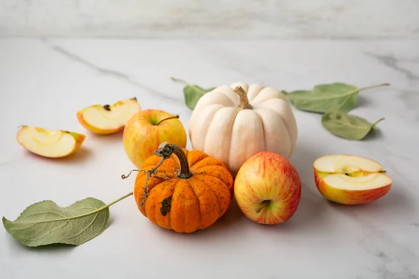 軽い表面の秋のコンセプトの食品上の小さなカボチャとリンゴ — ストック写真
