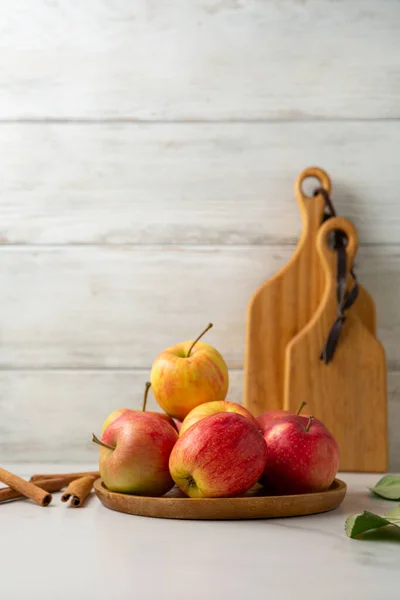 关闭红黄苹果全果食品复制空间 — 图库照片