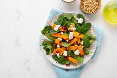 Beyaz tabakta kavrulmuş balkabağı salatası manzarası