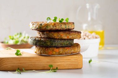 Sağlıklı vejetaryen yemekleri sebzeli börek ve glütensiz tahıl.