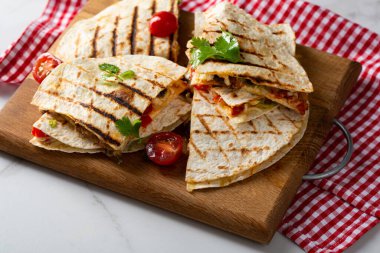 Meksika yemeği quesadilla et ve peynirli