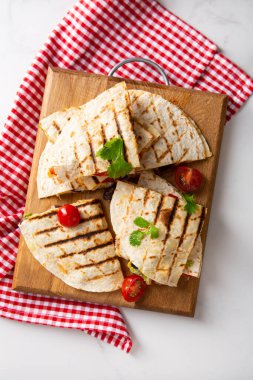 Meksika yemeği quesadilla et ve peynir üst görünüm