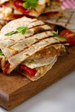 Meksika yemeği quesadilla et ve peynirli yakın çekim