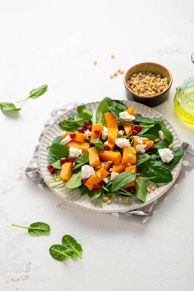 Kavrulmuş Tereyağlı Balkabağı Sağlıklı Salata Beyaz Tabak Yemek Konseptini Kapat — Stok fotoğraf