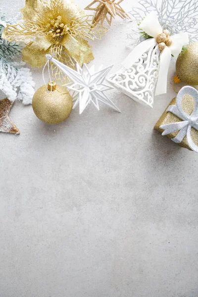 Bovenaanzicht Van Kerstversiering Vakantie Concept Achtergrond Wit Gouden Kopieerruimte Beton — Stockfoto